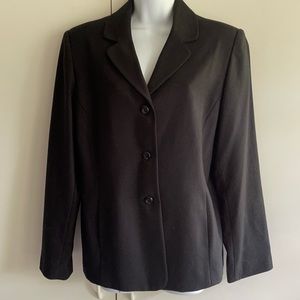 Woman Staple Blazer. 100% wool. Fully lined. 16